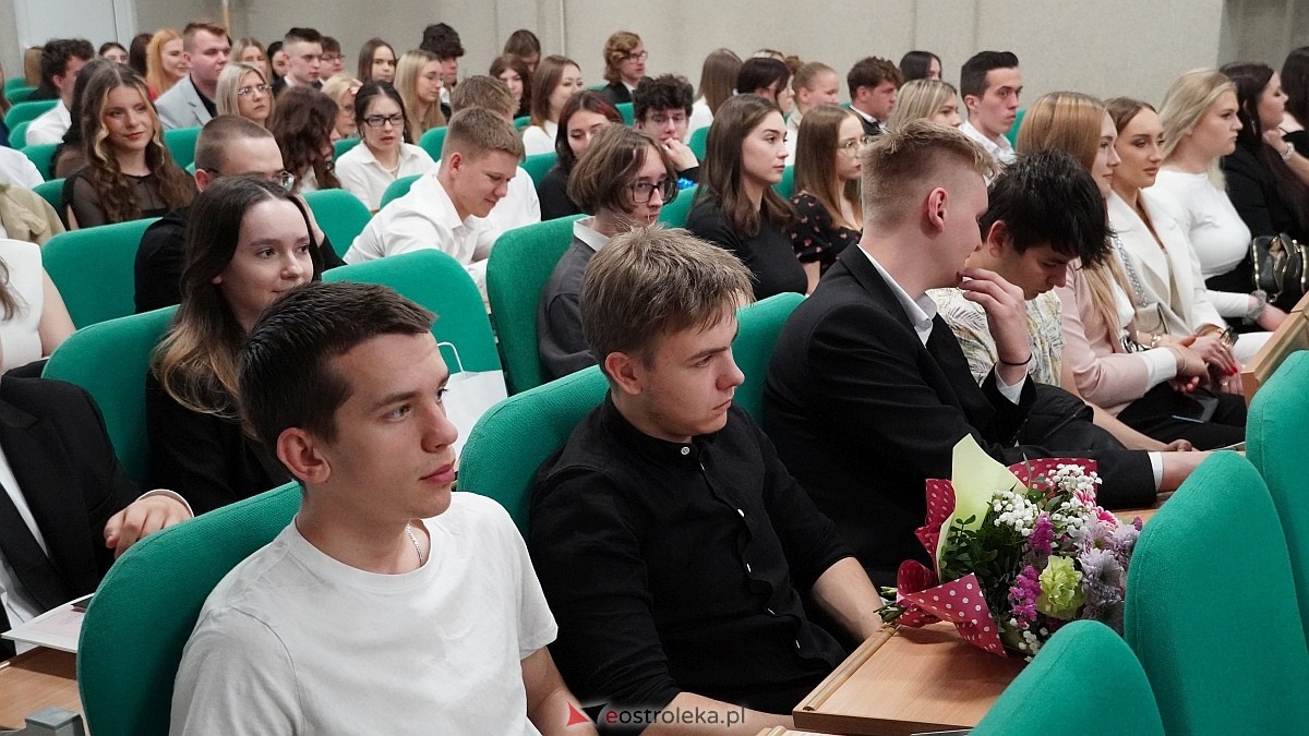 Zakończenie roku szkolnego klas maturalnych w ZSZ nr 4 [25.04.2025] - zdjęcie #53 - eOstroleka.pl