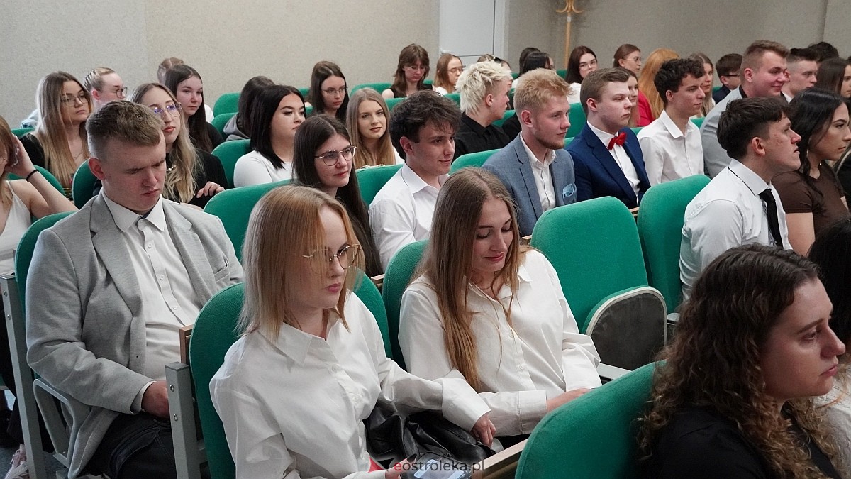 Zakończenie roku szkolnego klas maturalnych w ZSZ nr 4 [25.04.2025] - zdjęcie #35 - eOstroleka.pl