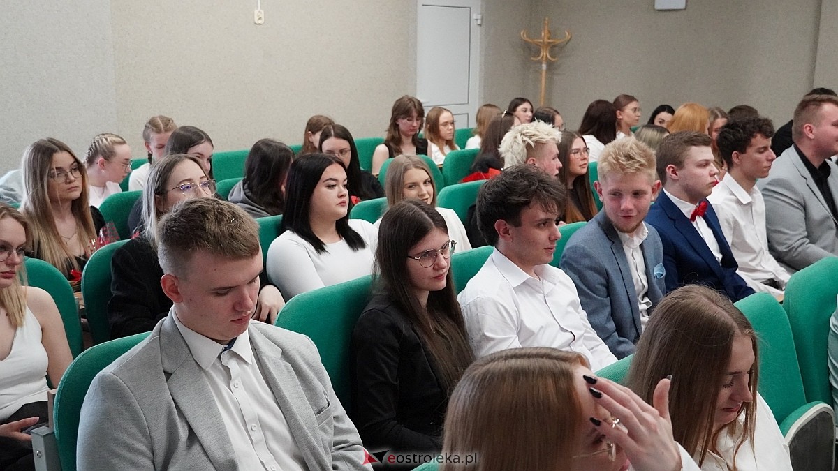 Zakończenie roku szkolnego klas maturalnych w ZSZ nr 4 [25.04.2025] - zdjęcie #32 - eOstroleka.pl