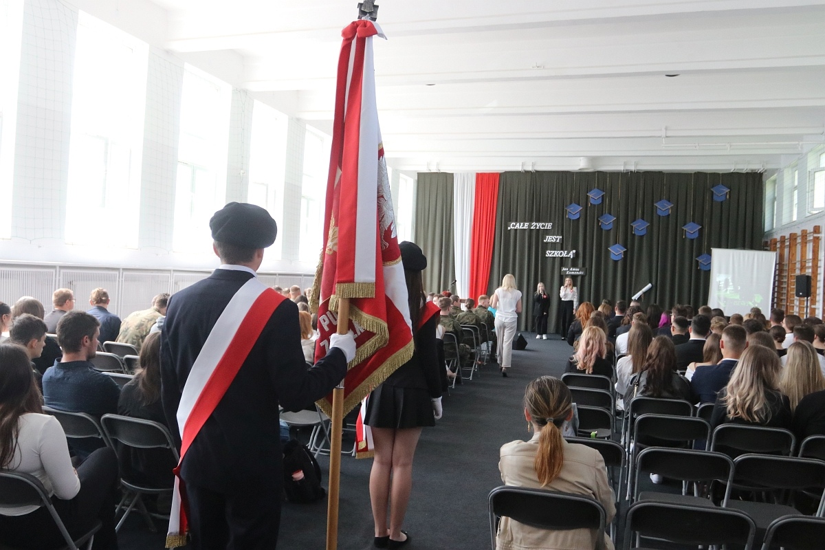 Zakończenie roku szkolnego maturzystów w ZSZ 2 w Ostrołęce [25.04.2025] - zdjęcie #47 - eOstroleka.pl