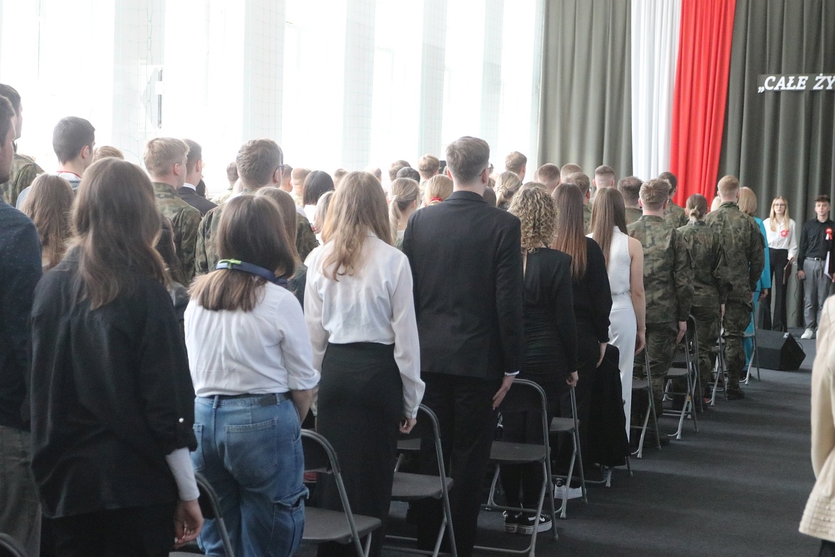 Zakończenie roku szkolnego maturzystów w ZSZ 2 w Ostrołęce [25.04.2025] - zdjęcie #46 - eOstroleka.pl
