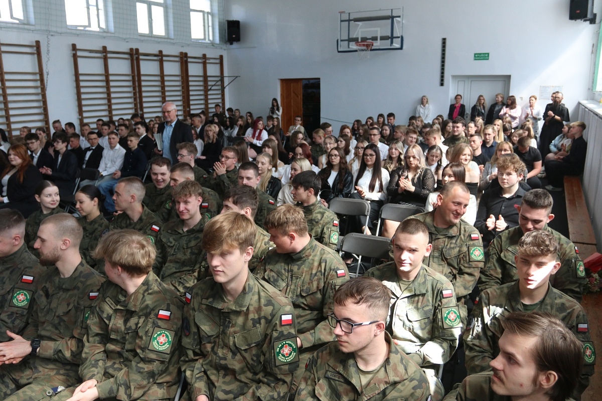 Zakończenie roku szkolnego maturzystów w ZSZ 2 w Ostrołęce [25.04.2025] - zdjęcie #44 - eOstroleka.pl