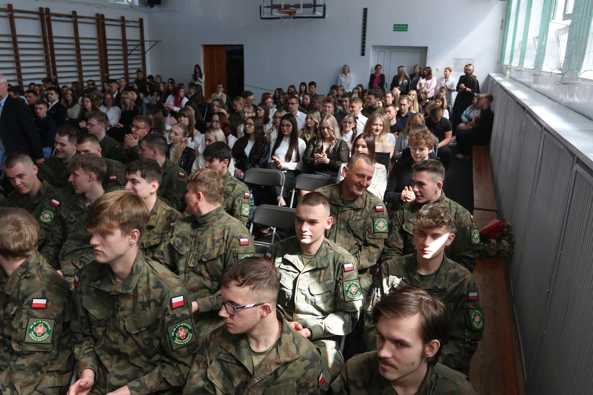 Zakończenie roku szkolnego maturzystów w ZSZ 2 w Ostrołęce [25.04.2025] - zdjęcie #43 - eOstroleka.pl