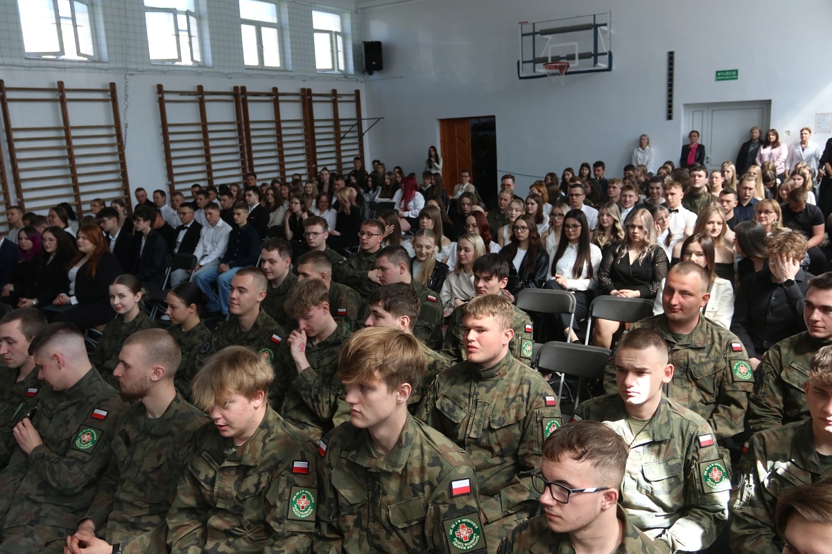 Zakończenie roku szkolnego maturzystów w ZSZ 2 w Ostrołęce [25.04.2025] - zdjęcie #42 - eOstroleka.pl