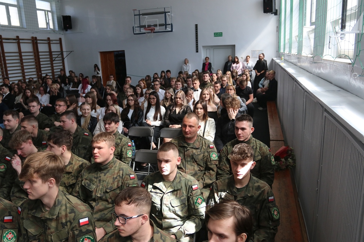 Zakończenie roku szkolnego maturzystów w ZSZ 2 w Ostrołęce [25.04.2025] - zdjęcie #41 - eOstroleka.pl