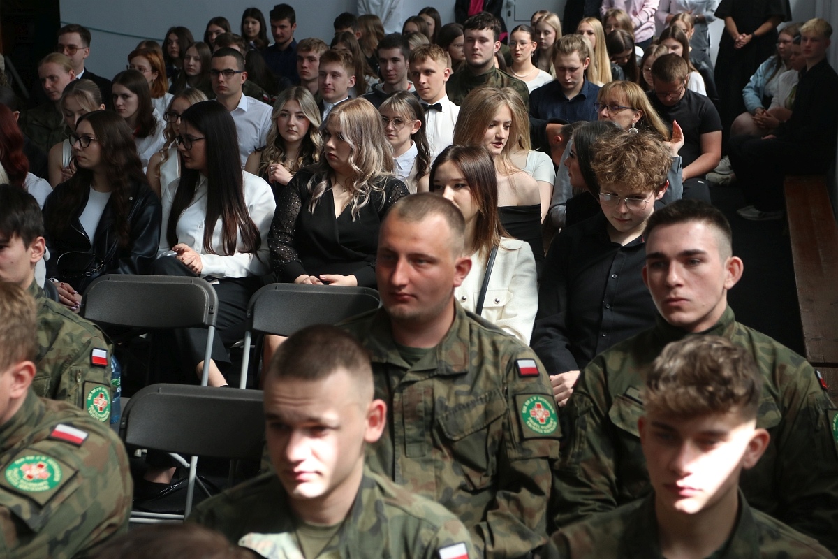 Zakończenie roku szkolnego maturzystów w ZSZ 2 w Ostrołęce [25.04.2025] - zdjęcie #40 - eOstroleka.pl