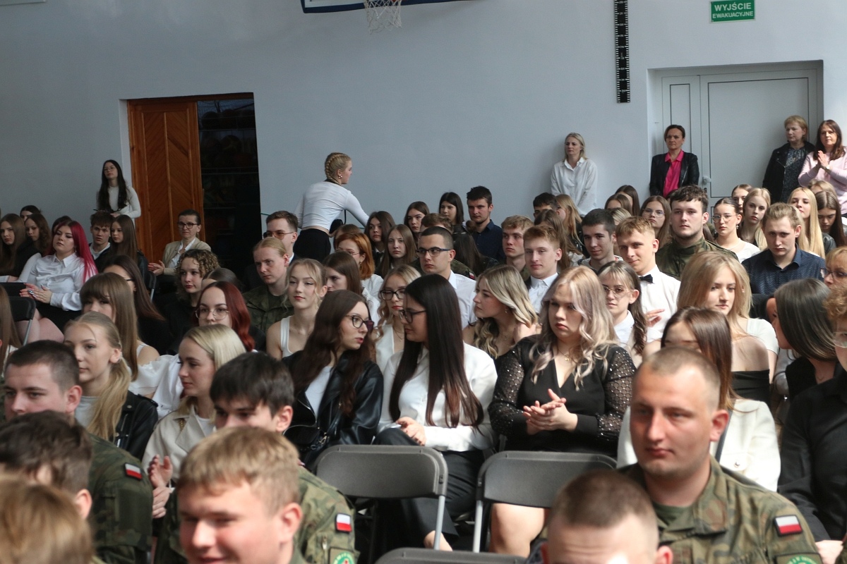 Zakończenie roku szkolnego maturzystów w ZSZ 2 w Ostrołęce [25.04.2025] - zdjęcie #39 - eOstroleka.pl