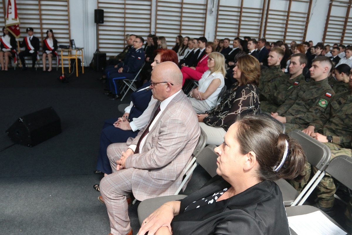 Zakończenie roku szkolnego maturzystów w ZSZ 2 w Ostrołęce [25.04.2025] - zdjęcie #37 - eOstroleka.pl