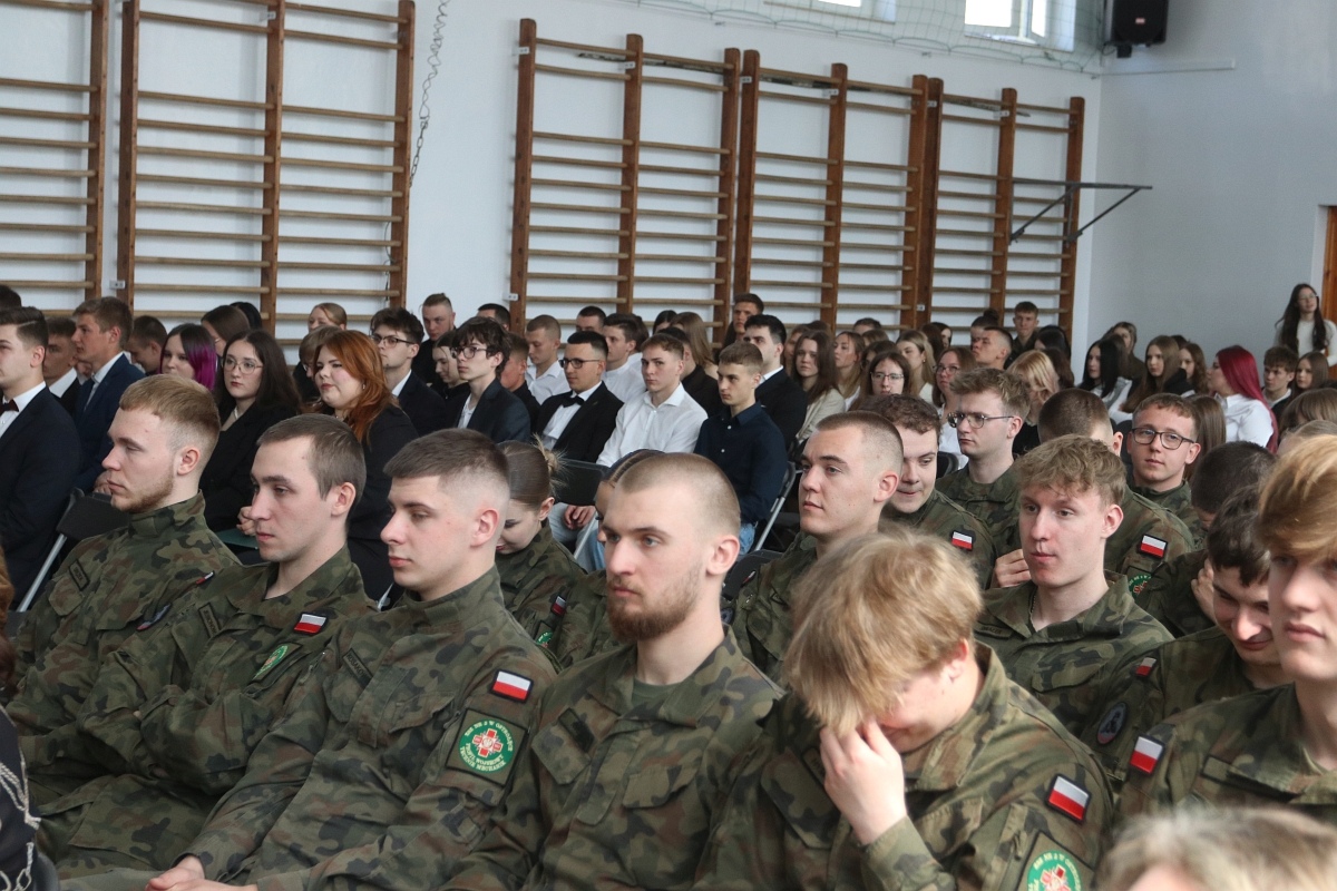 Zakończenie roku szkolnego maturzystów w ZSZ 2 w Ostrołęce [25.04.2025] - zdjęcie #36 - eOstroleka.pl
