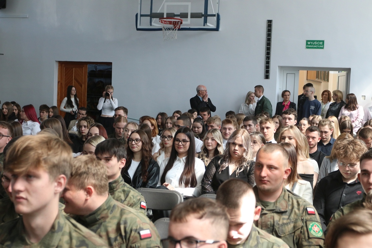 Zakończenie roku szkolnego maturzystów w ZSZ 2 w Ostrołęce [25.04.2025] - zdjęcie #35 - eOstroleka.pl