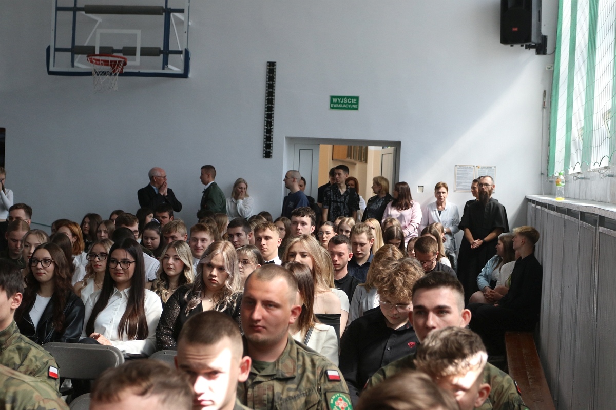 Zakończenie roku szkolnego maturzystów w ZSZ 2 w Ostrołęce [25.04.2025] - zdjęcie #34 - eOstroleka.pl