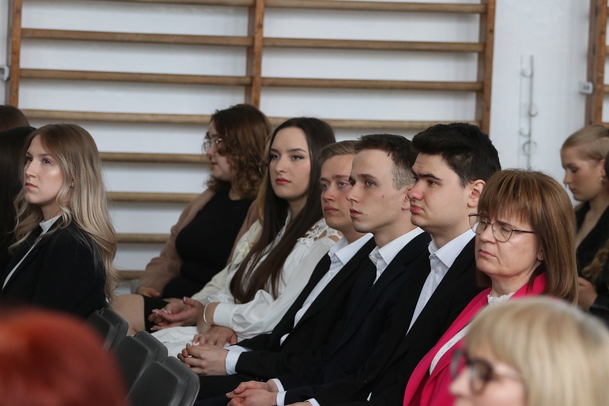 Zakończenie roku szkolnego maturzystów w ZSZ 2 w Ostrołęce [25.04.2025] - zdjęcie #31 - eOstroleka.pl