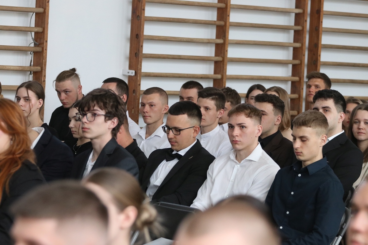 Zakończenie roku szkolnego maturzystów w ZSZ 2 w Ostrołęce [25.04.2025] - zdjęcie #28 - eOstroleka.pl