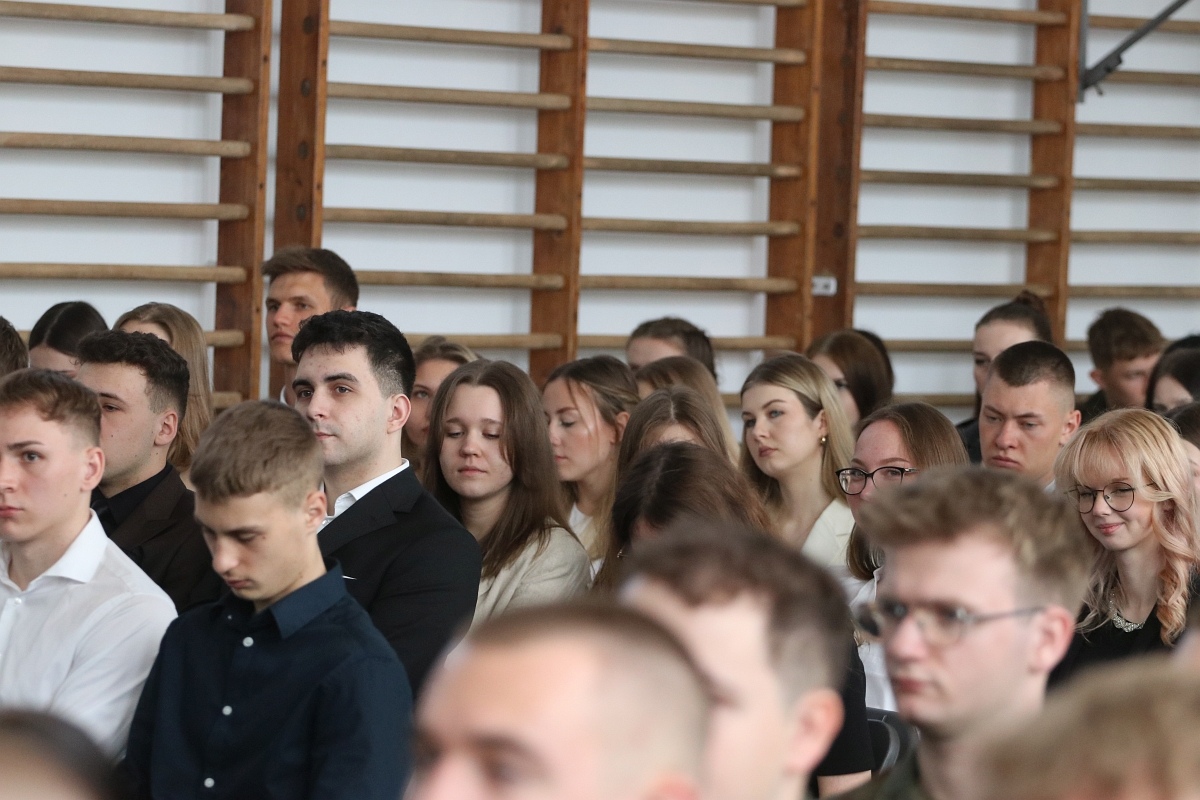Zakończenie roku szkolnego maturzystów w ZSZ 2 w Ostrołęce [25.04.2025] - zdjęcie #27 - eOstroleka.pl