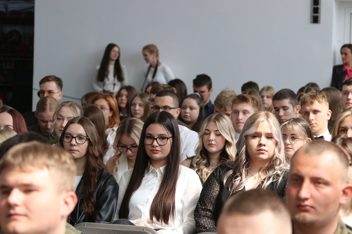 Zakończenie roku szkolnego maturzystów w ZSZ 2 w Ostrołęce [25.04.2025] - zdjęcie #24 - eOstroleka.pl