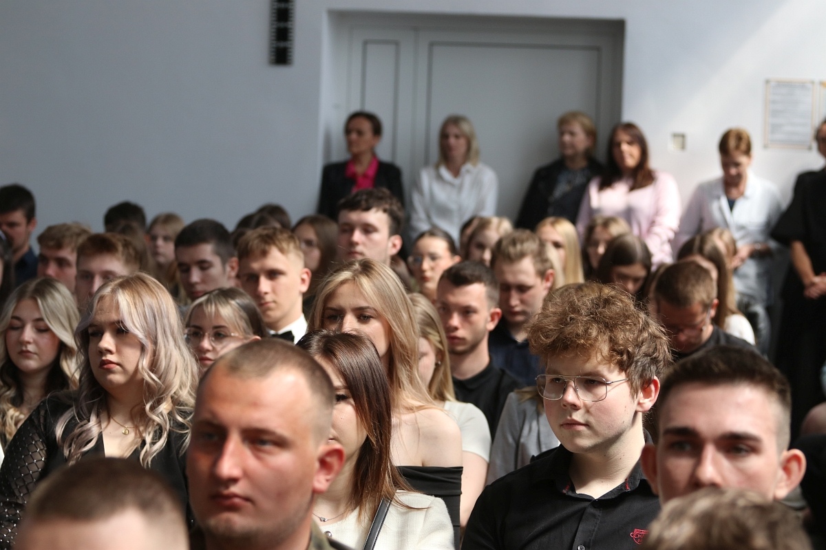 Zakończenie roku szkolnego maturzystów w ZSZ 2 w Ostrołęce [25.04.2025] - zdjęcie #23 - eOstroleka.pl