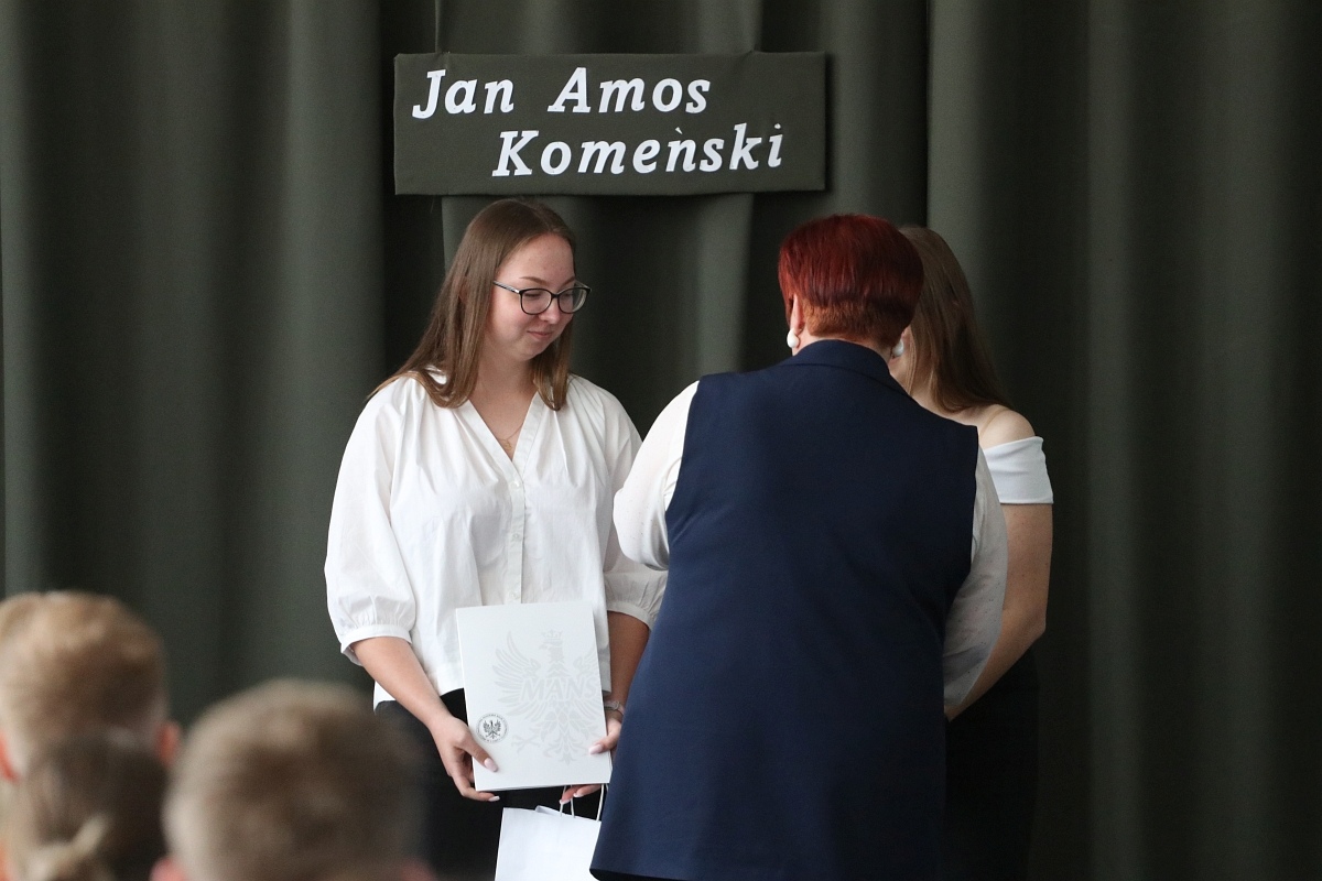 Zakończenie roku szkolnego maturzystów w ZSZ 2 w Ostrołęce [25.04.2025] - zdjęcie #15 - eOstroleka.pl