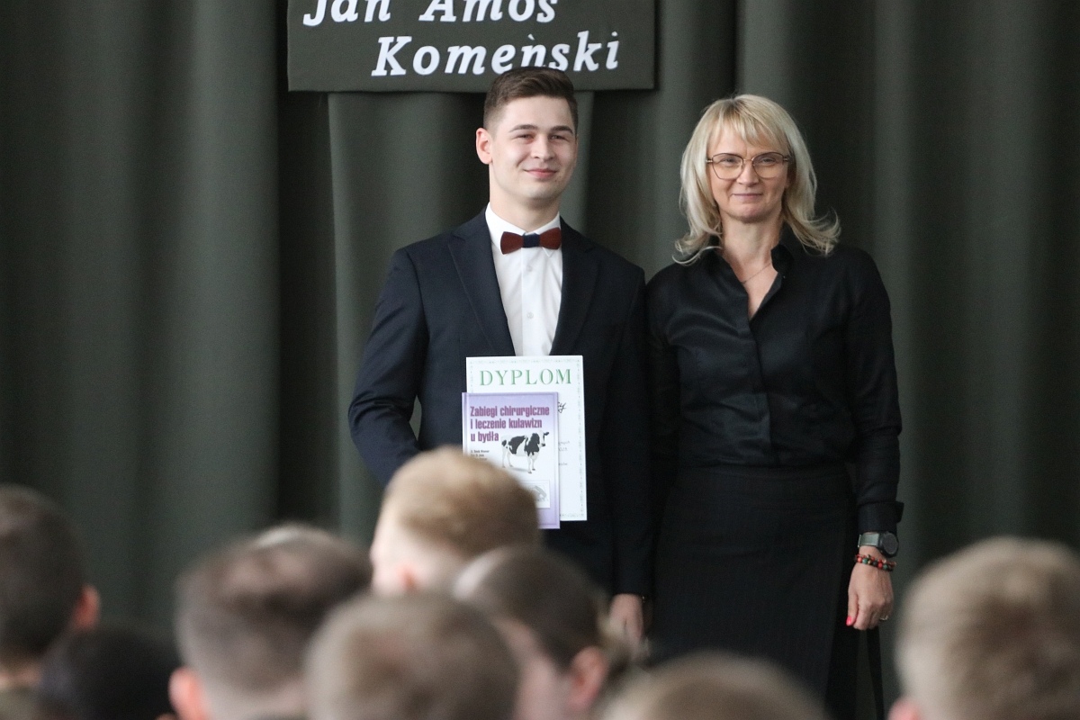 Zakończenie roku szkolnego maturzystów w ZSZ 2 w Ostrołęce [25.04.2025] - zdjęcie #10 - eOstroleka.pl