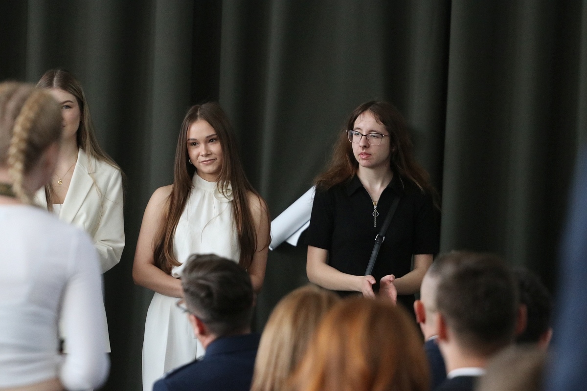 Zakończenie roku szkolnego maturzystów w ZSZ 2 w Ostrołęce [25.04.2025] - zdjęcie #3 - eOstroleka.pl