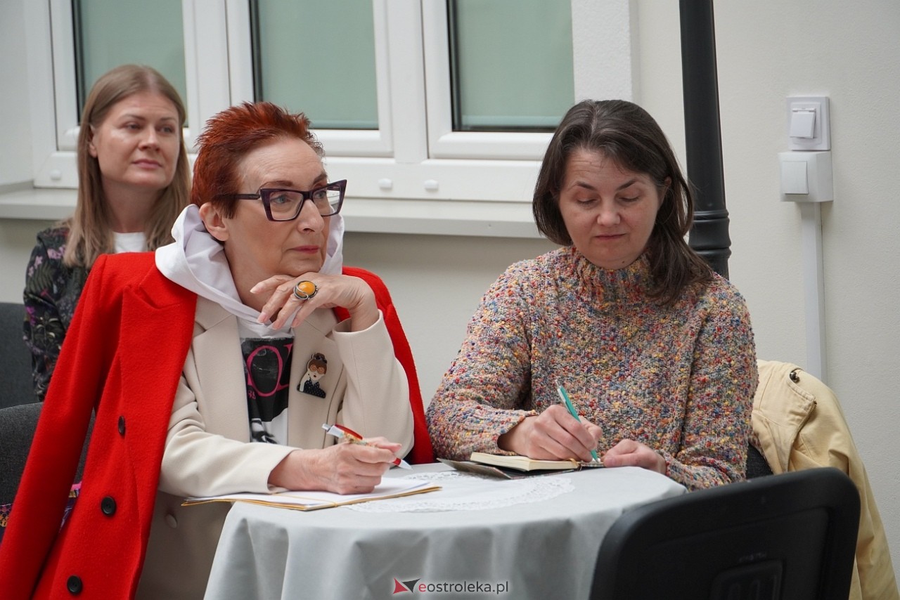 Tradycyjna wycinanka żydowska - finisaż wystawy w Muzeum Kultury Kurpiowskiej [26.04.2025] - zdjęcie #16 - eOstroleka.pl