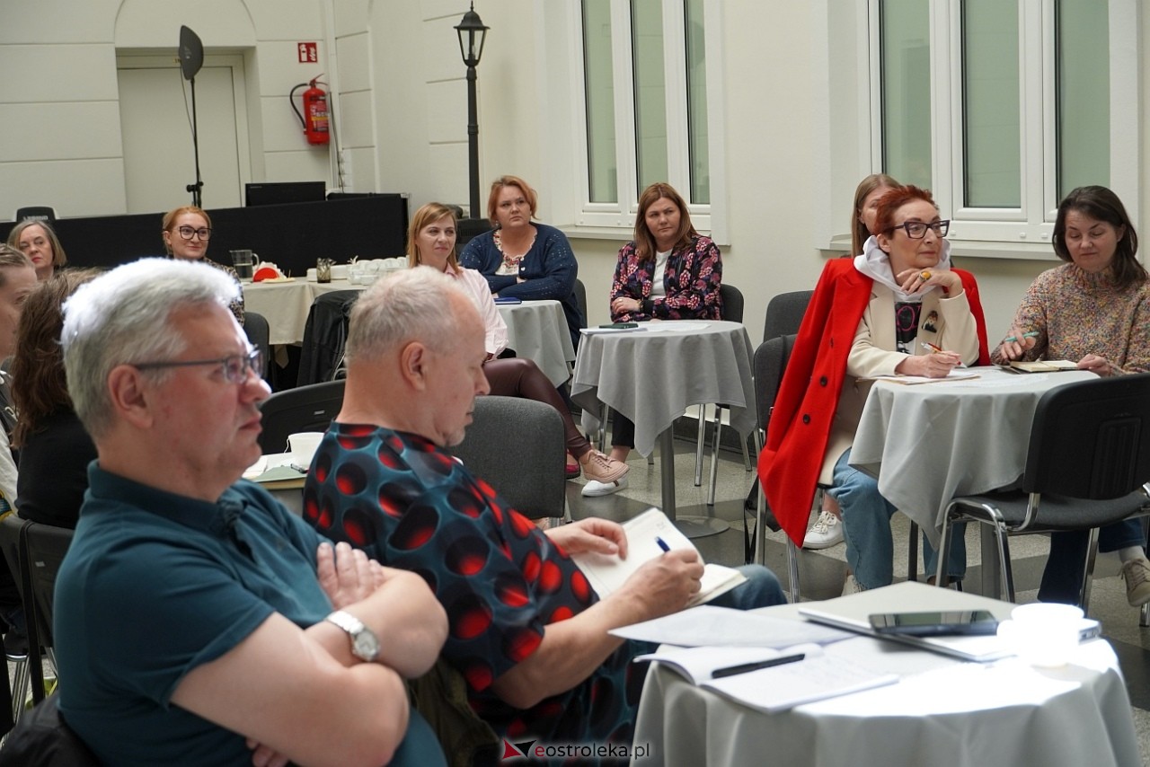 Tradycyjna wycinanka żydowska - finisaż wystawy w Muzeum Kultury Kurpiowskiej [26.04.2025] - zdjęcie #15 - eOstroleka.pl
