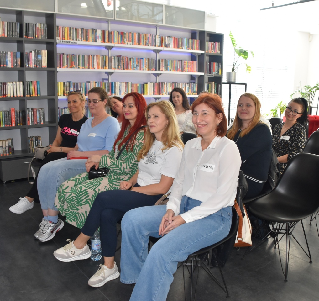 Siła kobiet w trudnych czasach – warsztaty w bibliotece w Kadzidle [29.04.2025] - zdjęcie #13 - eOstroleka.pl