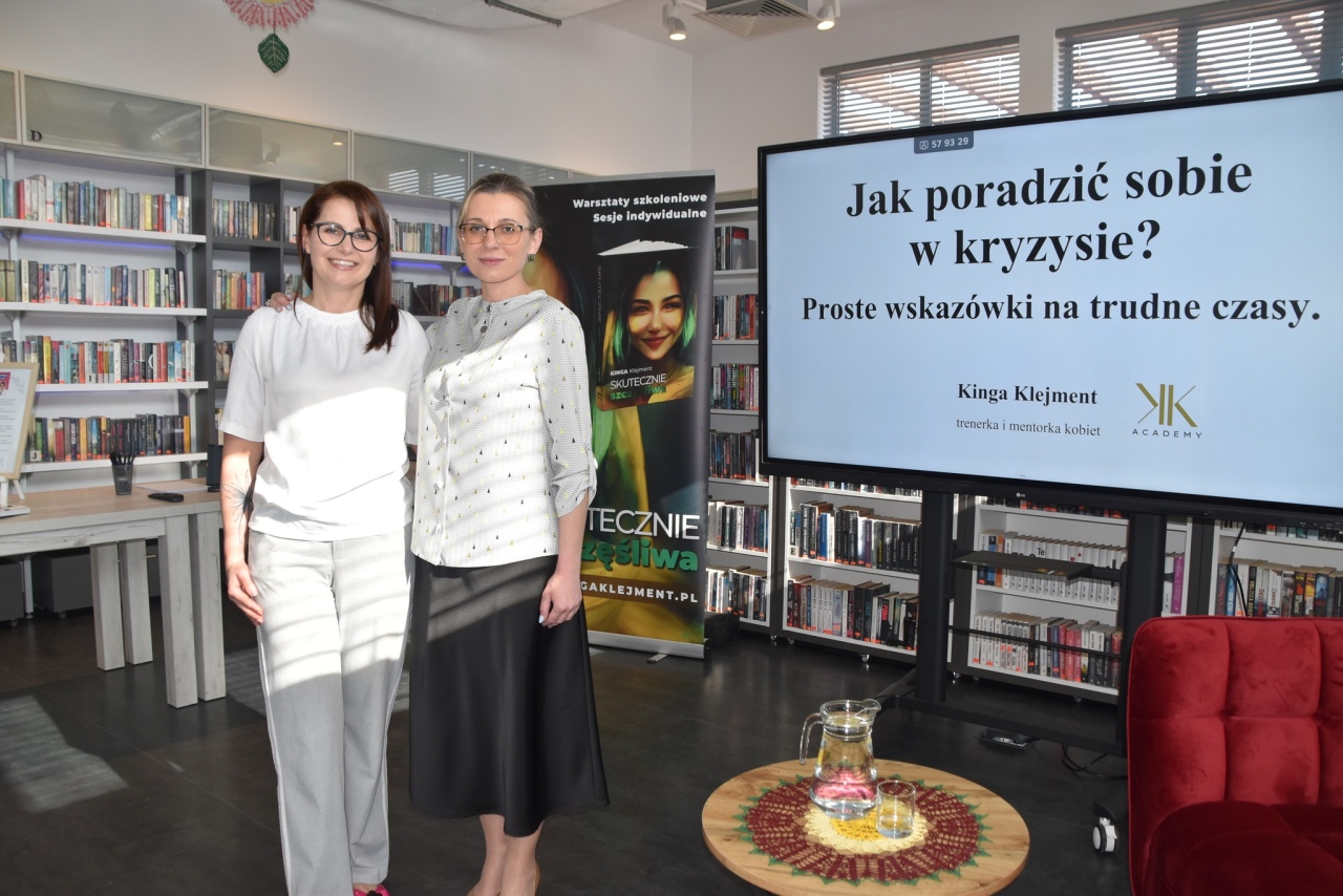 Siła kobiet w trudnych czasach – warsztaty w bibliotece w Kadzidle [29.04.2025] - zdjęcie #11 - eOstroleka.pl