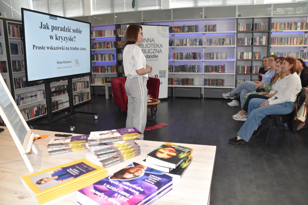 Siła kobiet w trudnych czasach – warsztaty w bibliotece w Kadzidle [29.04.2025] - zdjęcie #10 - eOstroleka.pl