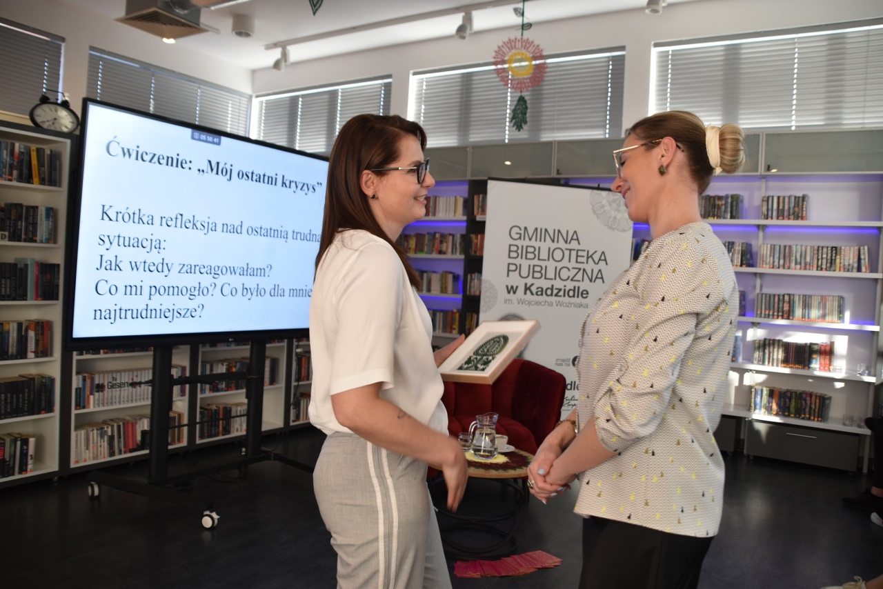 Siła kobiet w trudnych czasach – warsztaty w bibliotece w Kadzidle [29.04.2025] - zdjęcie #9 - eOstroleka.pl