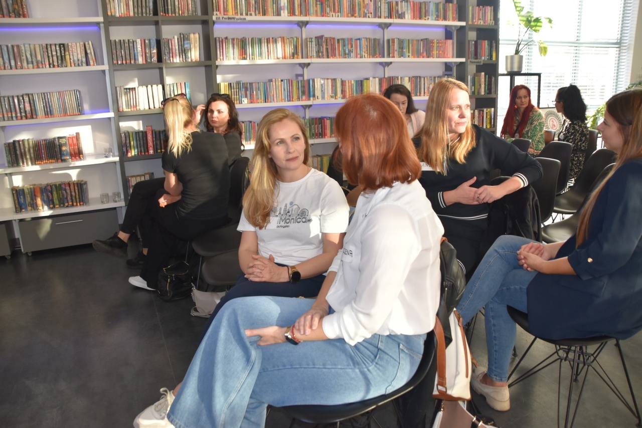 Siła kobiet w trudnych czasach – warsztaty w bibliotece w Kadzidle [29.04.2025] - zdjęcie #8 - eOstroleka.pl