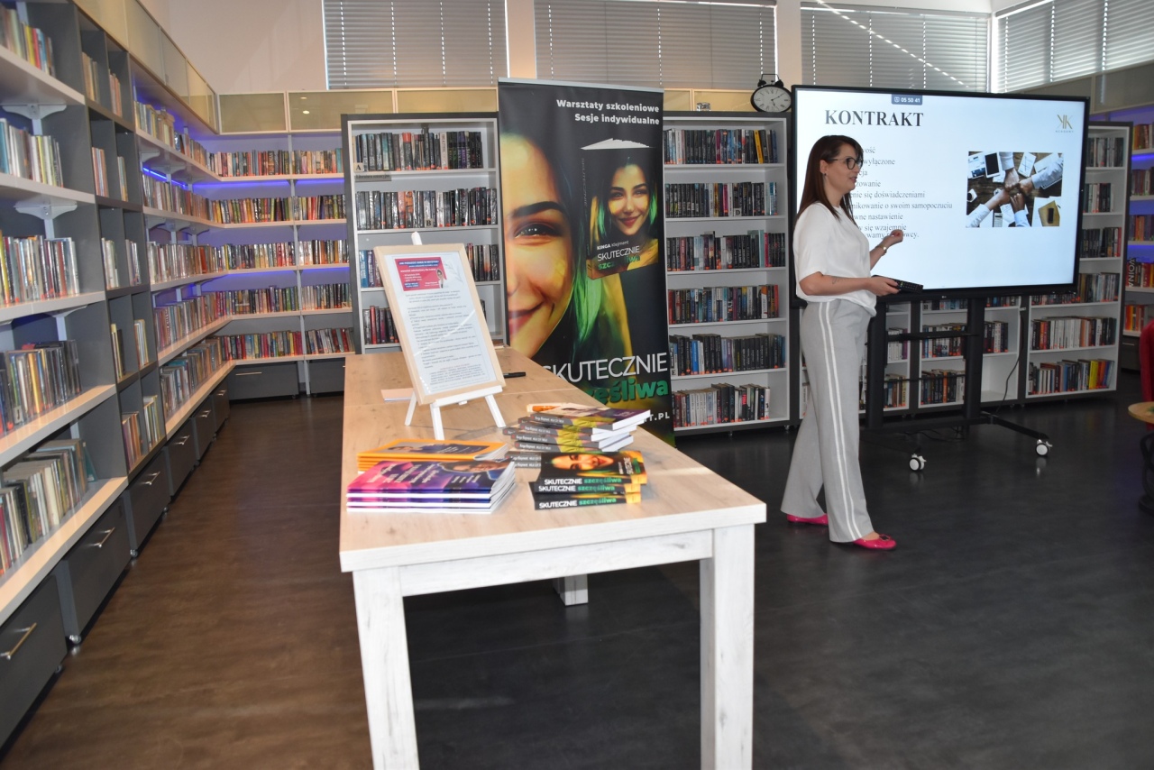 Siła kobiet w trudnych czasach – warsztaty w bibliotece w Kadzidle [29.04.2025] - zdjęcie #5 - eOstroleka.pl