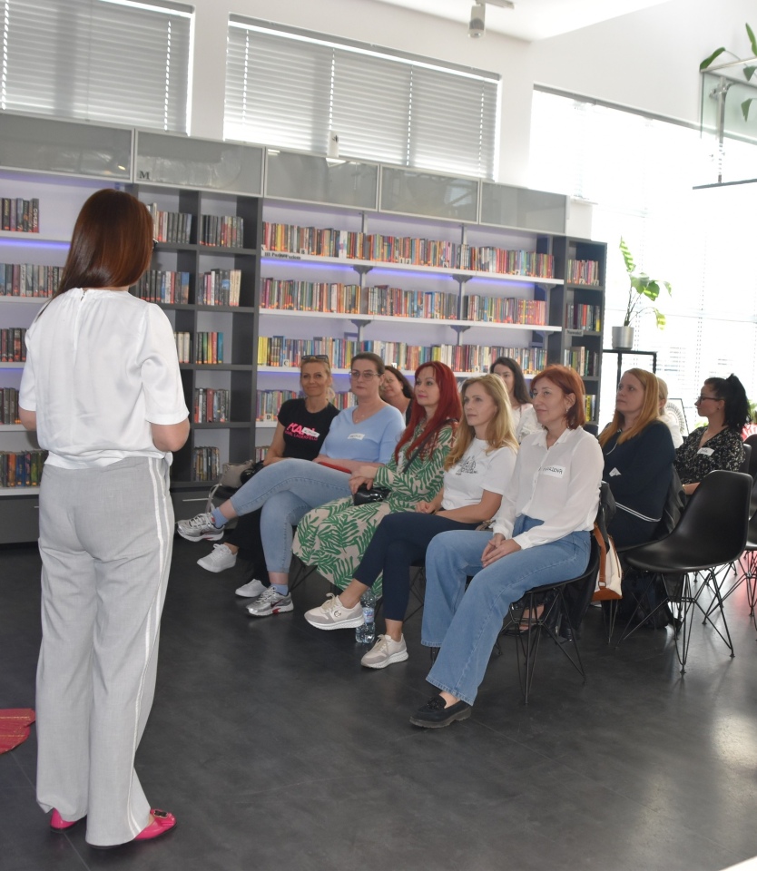 Siła kobiet w trudnych czasach – warsztaty w bibliotece w Kadzidle [29.04.2025] - zdjęcie #3 - eOstroleka.pl