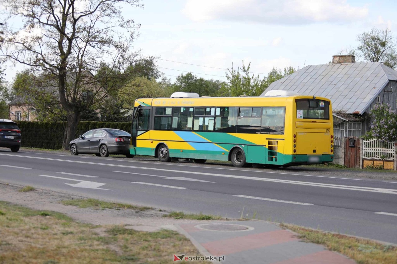 Kraksa autobusu miejskiego z osobówką na Stacha Konwy [29.04.2025] - zdjęcie #10 - eOstroleka.pl