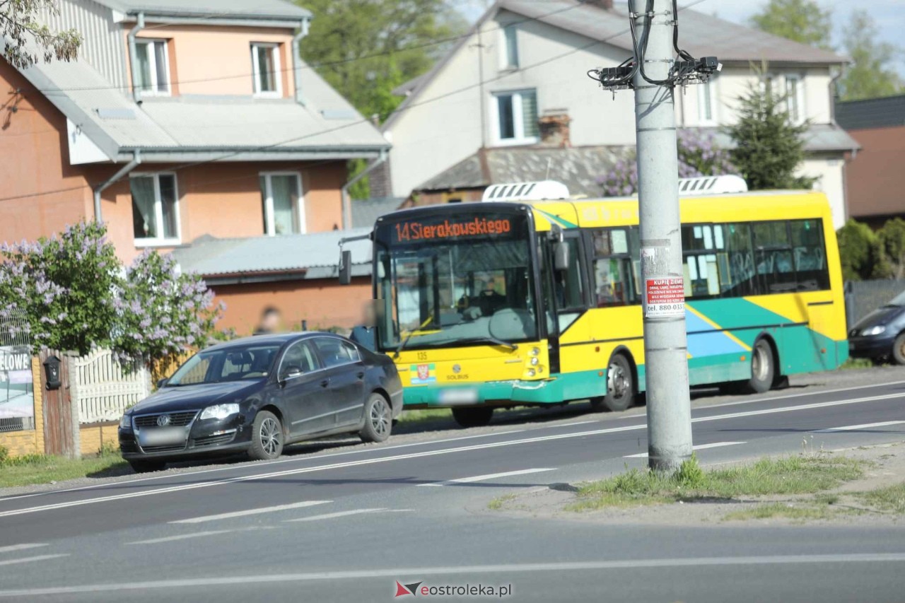 Kraksa autobusu miejskiego z osobówką na Stacha Konwy [29.04.2025] - zdjęcie #9 - eOstroleka.pl