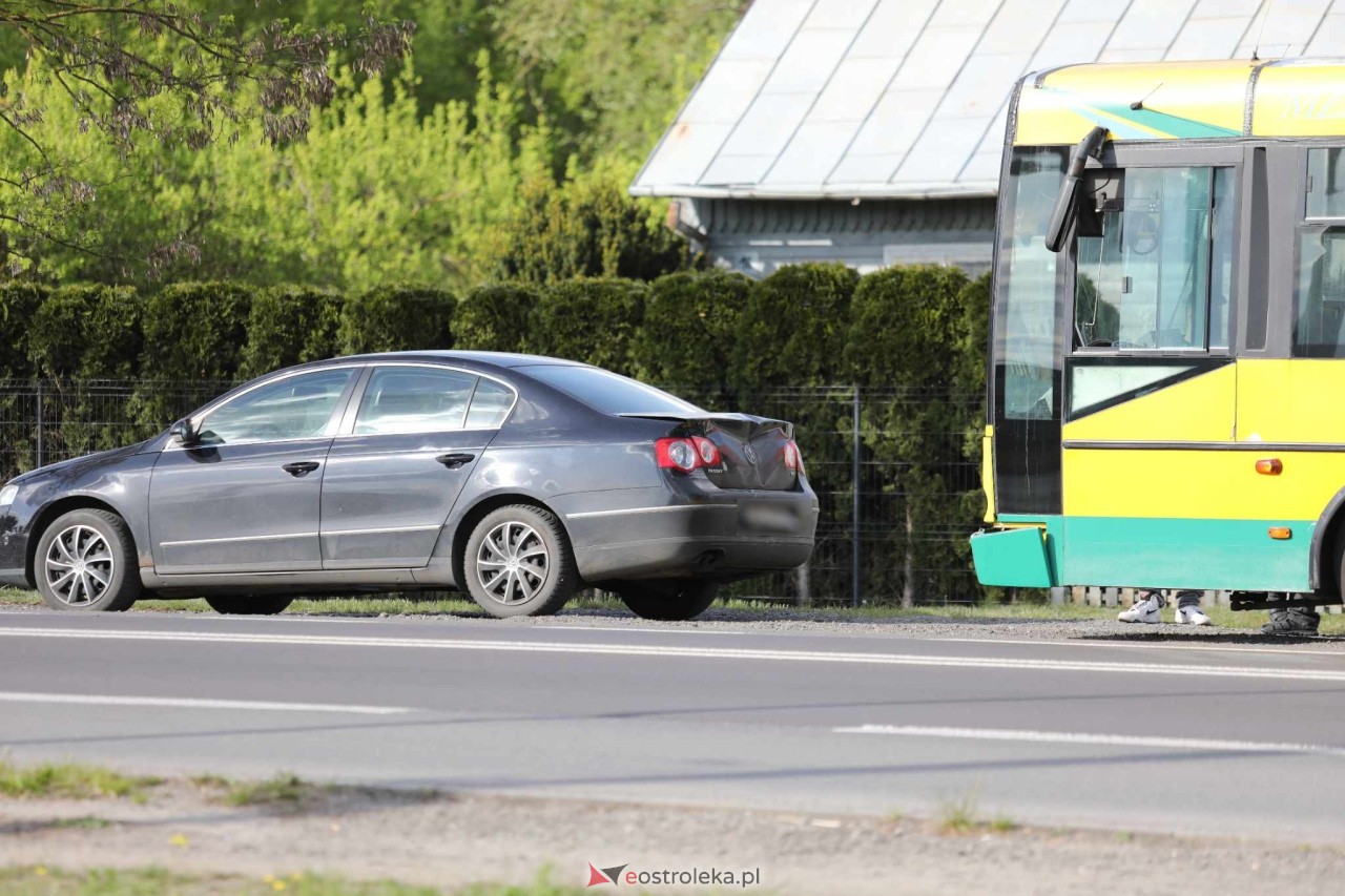 Kraksa autobusu miejskiego z osobówką na Stacha Konwy [29.04.2025] - zdjęcie #8 - eOstroleka.pl