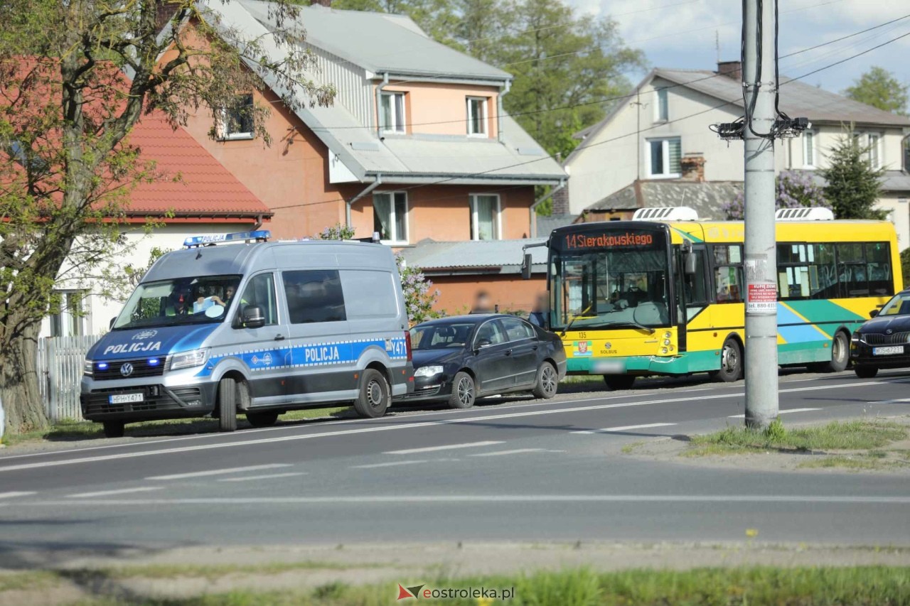 Kraksa autobusu miejskiego z osobówką na Stacha Konwy [29.04.2025] - zdjęcie #7 - eOstroleka.pl