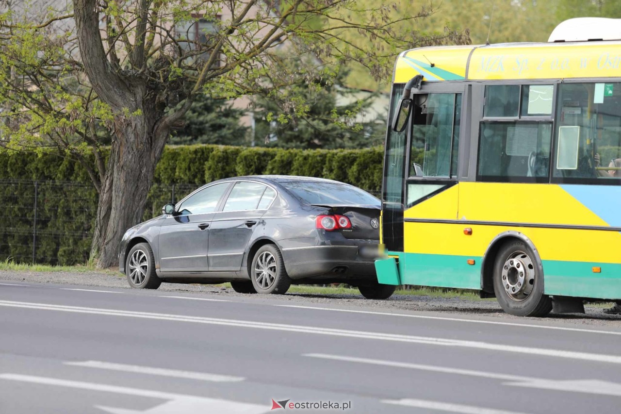 Kraksa autobusu miejskiego z osobówką na Stacha Konwy [29.04.2025] - zdjęcie #6 - eOstroleka.pl