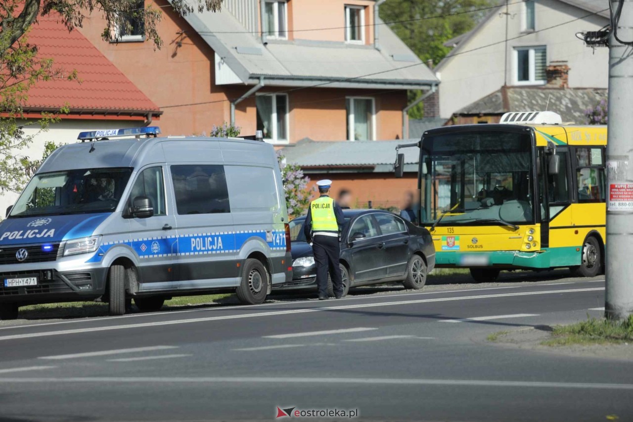 Kraksa autobusu miejskiego z osobówką na Stacha Konwy [29.04.2025] - zdjęcie #5 - eOstroleka.pl
