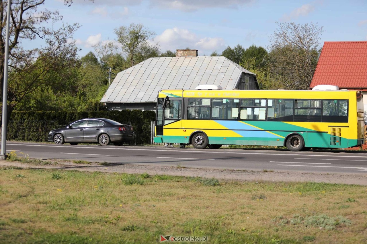 Kraksa autobusu miejskiego z osobówką na Stacha Konwy [29.04.2025] - zdjęcie #4 - eOstroleka.pl