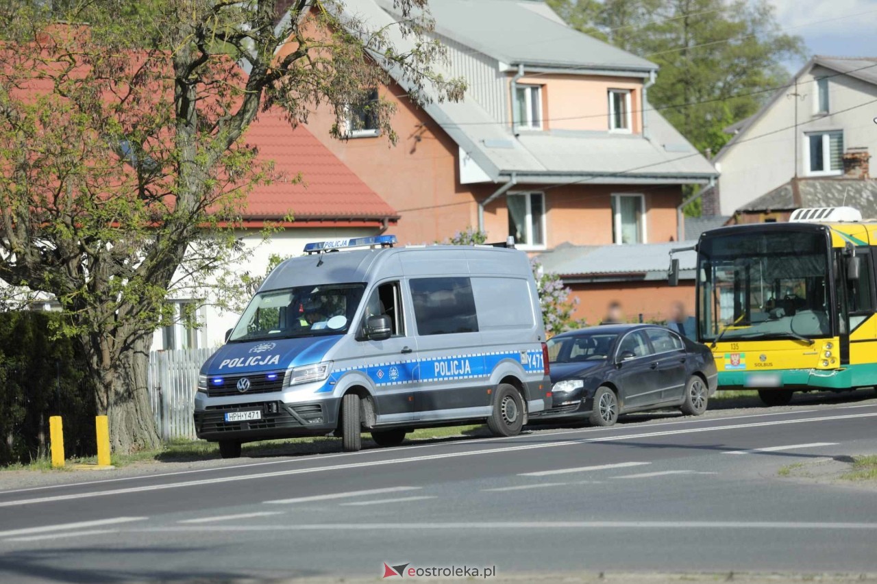 Kraksa autobusu miejskiego z osobówką na Stacha Konwy [29.04.2025] - zdjęcie #3 - eOstroleka.pl