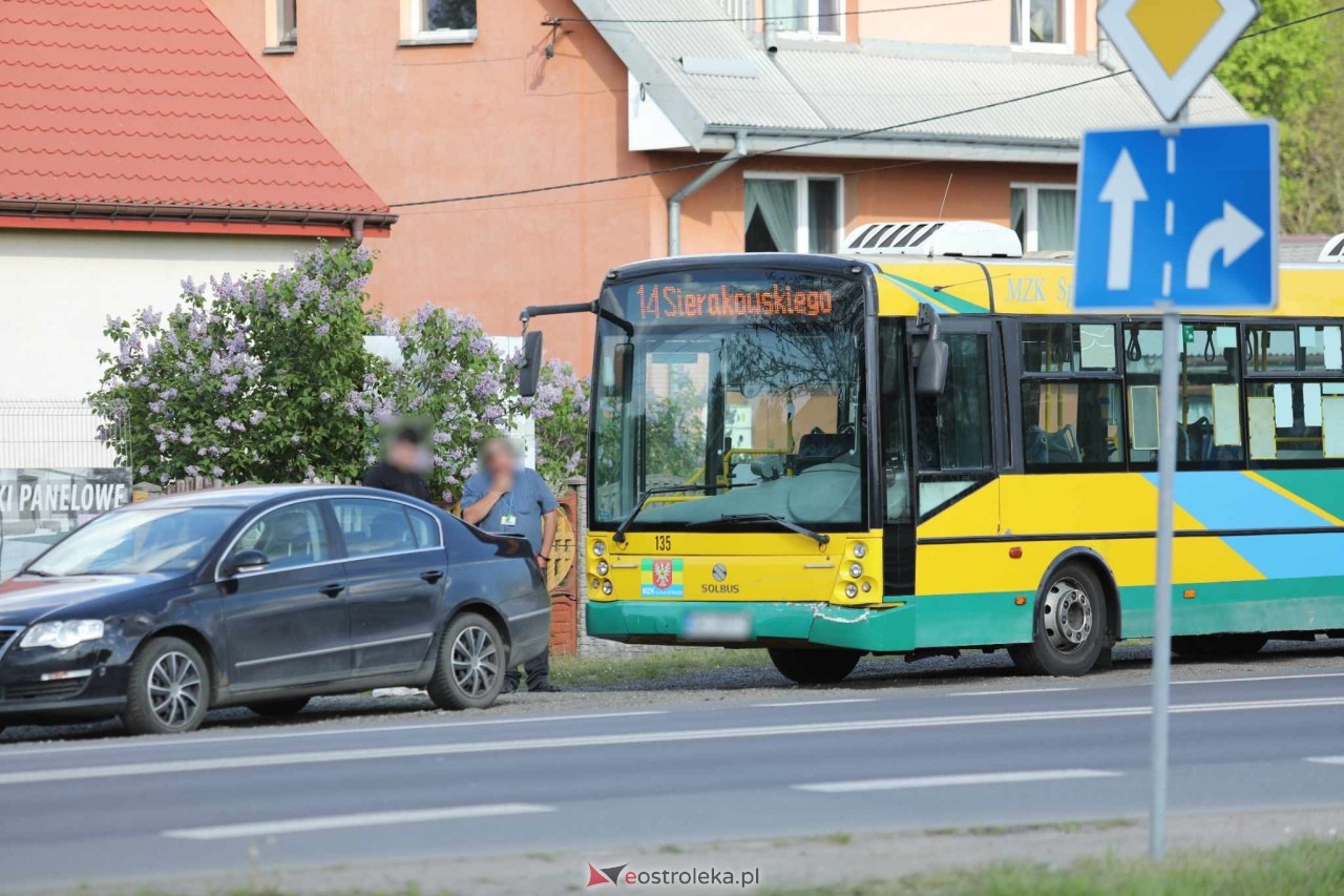 Kraksa autobusu miejskiego z osobówką na Stacha Konwy [29.04.2025] - zdjęcie #2 - eOstroleka.pl