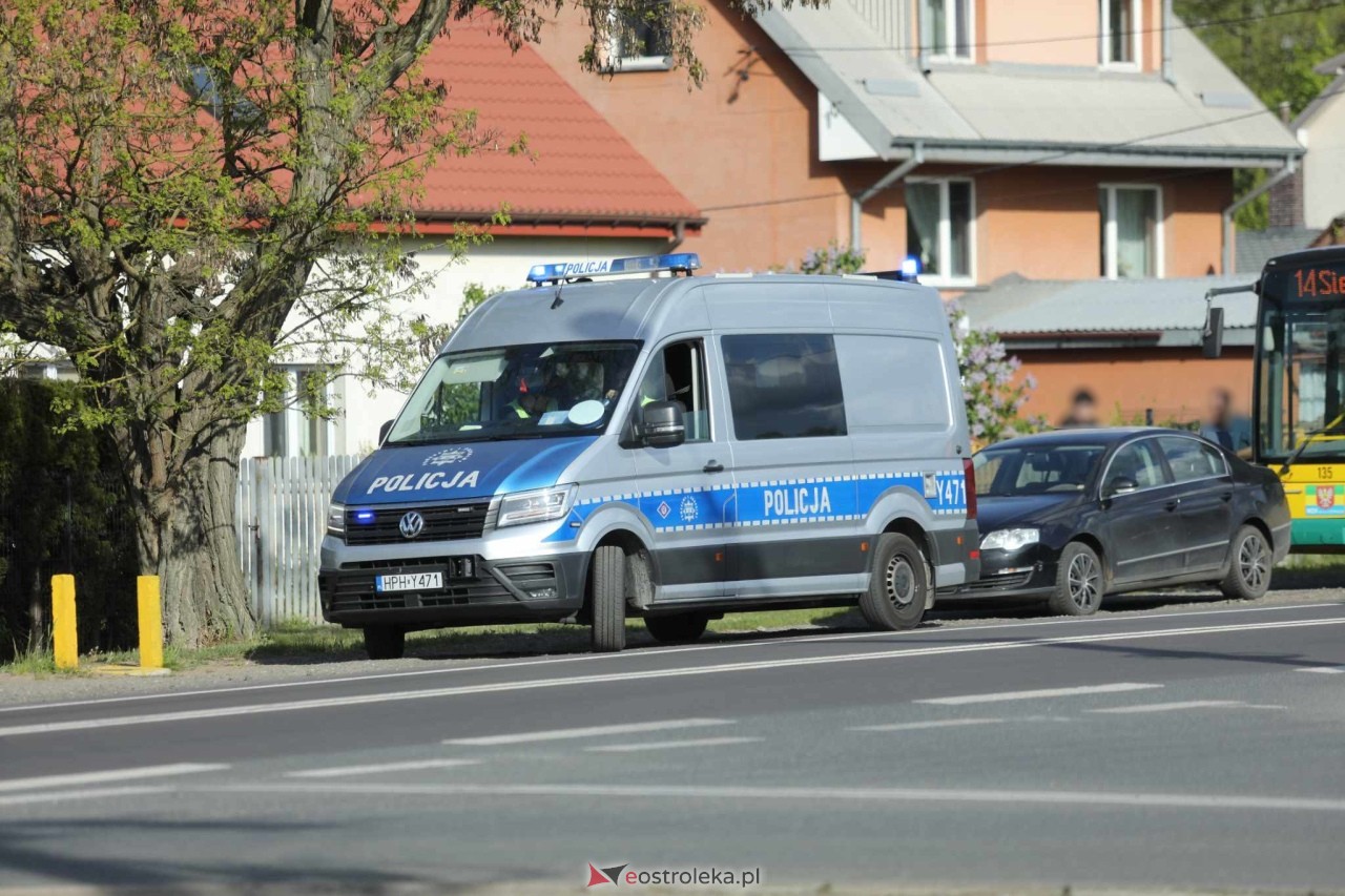 Kraksa autobusu miejskiego z osobówką na Stacha Konwy [29.04.2025] - zdjęcie #1 - eOstroleka.pl