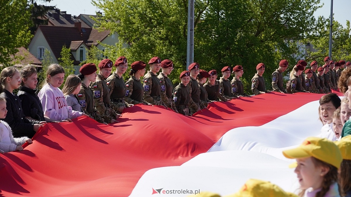 Happening z okazj iDnia Flagi w Ostrołęce [30.04.2025] - zdjęcie #3 - eOstroleka.pl