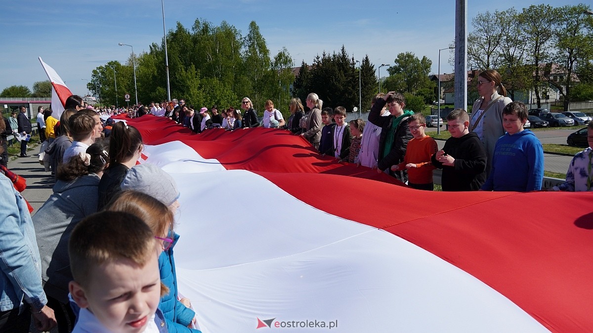 Happening z okazj iDnia Flagi w Ostrołęce [30.04.2025] - zdjęcie #2 - eOstroleka.pl