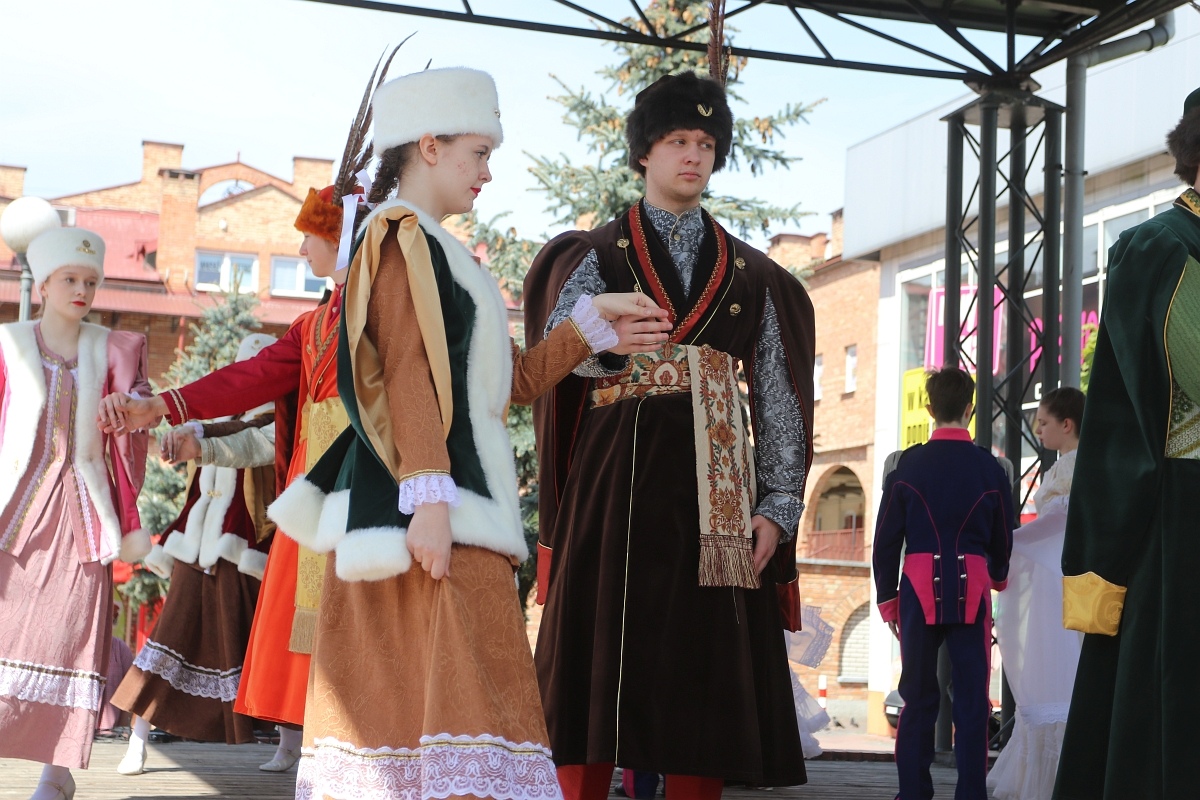 Pokaz tańców narodowych w Dzień Flagi RP [2.05.2025] - zdjęcie #109 - eOstroleka.pl