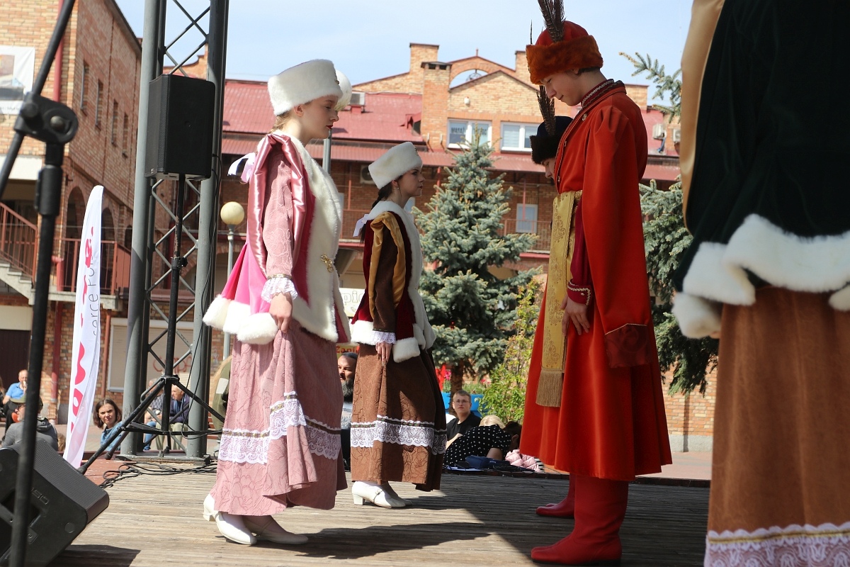 Pokaz tańców narodowych w Dzień Flagi RP [2.05.2025] - zdjęcie #108 - eOstroleka.pl