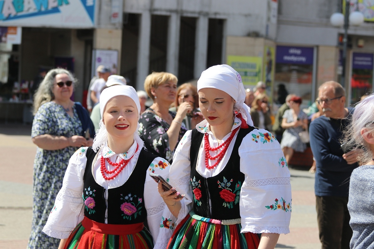 Pokaz tańców narodowych w Dzień Flagi RP [2.05.2025] - zdjęcie #104 - eOstroleka.pl