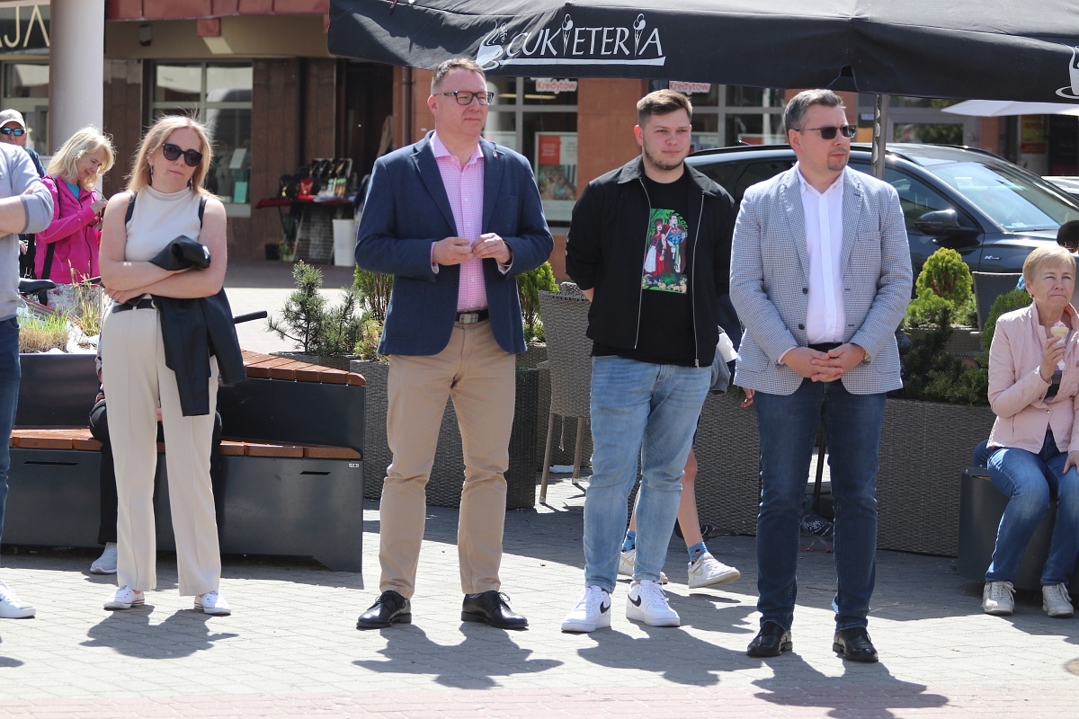 Pokaz tańców narodowych w Dzień Flagi RP [2.05.2025] - zdjęcie #98 - eOstroleka.pl