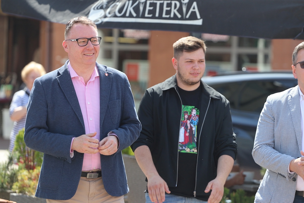 Pokaz tańców narodowych w Dzień Flagi RP [2.05.2025] - zdjęcie #95 - eOstroleka.pl