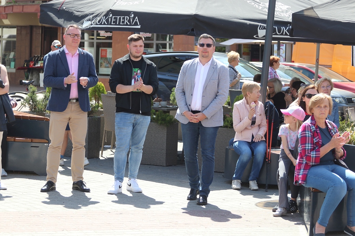 Pokaz tańców narodowych w Dzień Flagi RP [2.05.2025] - zdjęcie #91 - eOstroleka.pl